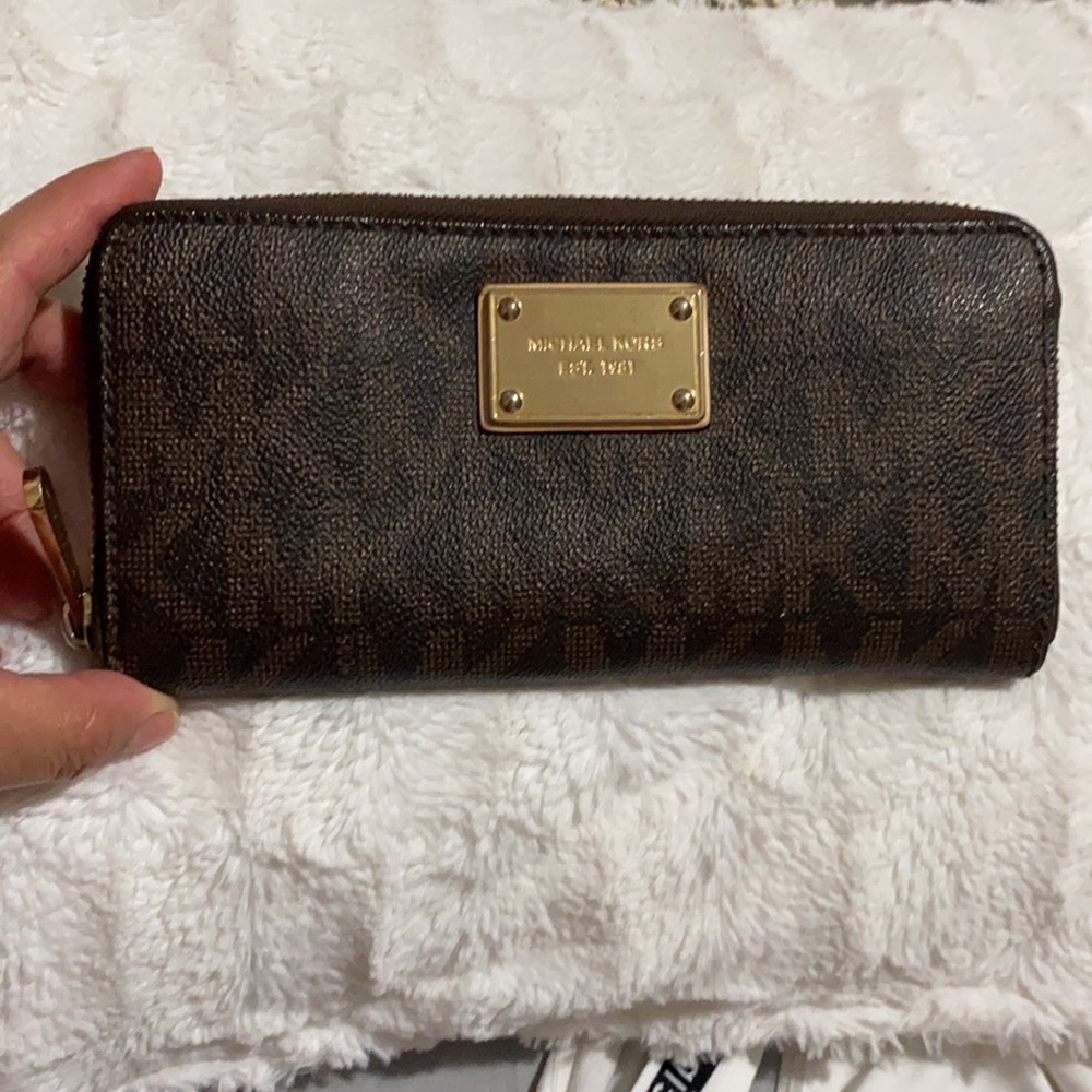 Michael kors  signature Jet set zip around !